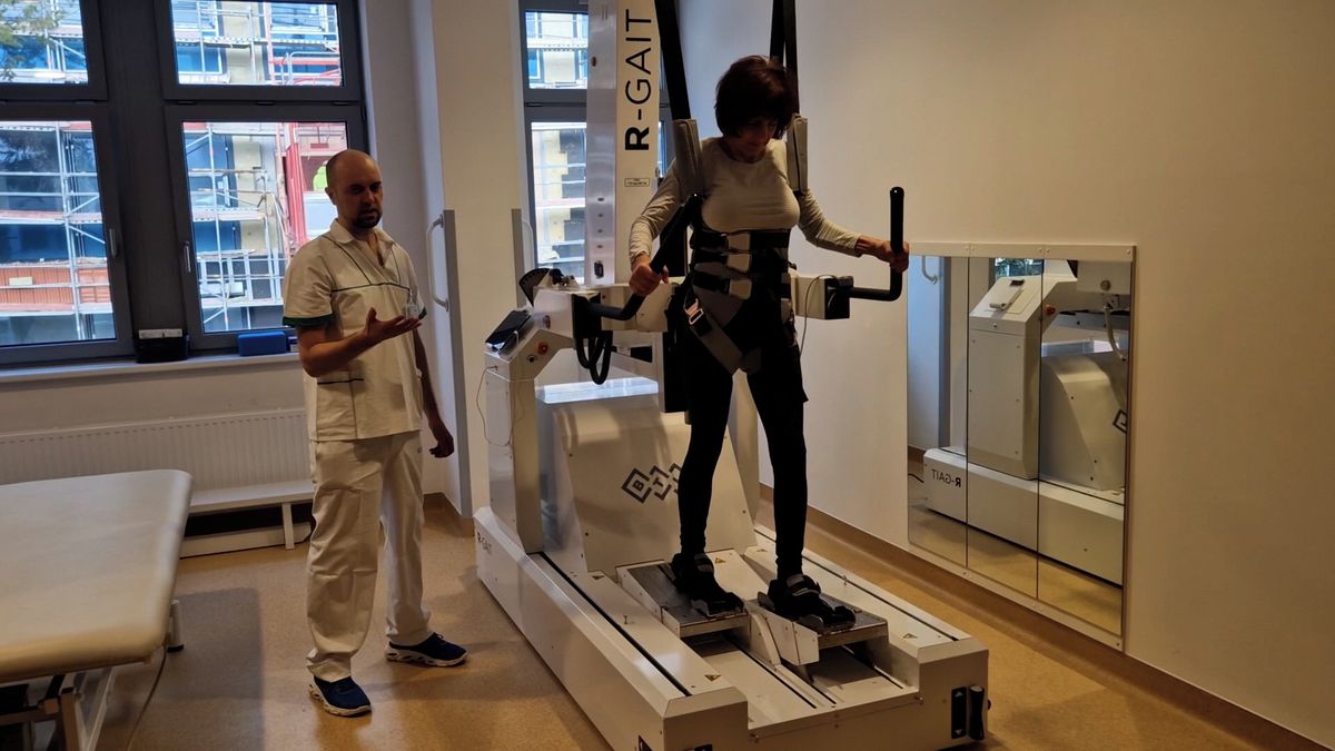 Nemocnice v Brně má robotický chodník se zpětnou vazbou, pomůže po úrazech i s roztroušenou sklerózou